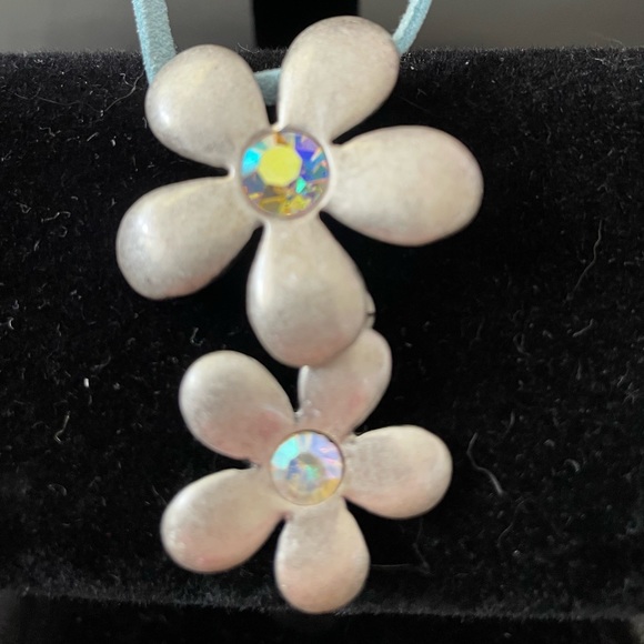 Lia Sophia Flower necklace - Picture 2 of 5